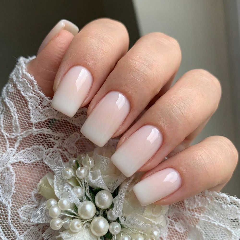modern French manikűr menyasszonyi körmök